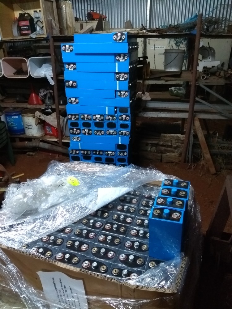 Unpacking cells from pallets
